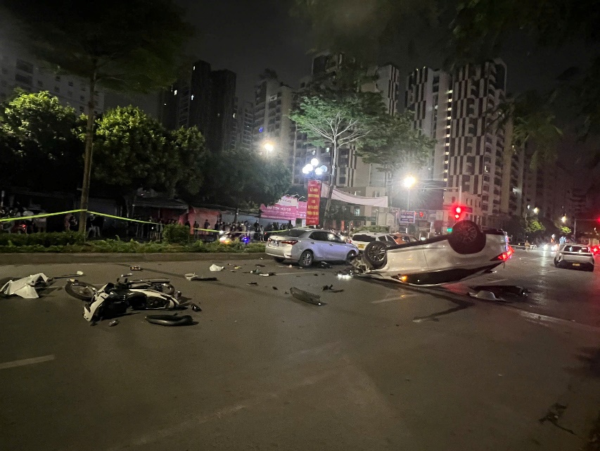 Tạm giữ hình sự tài xế gây tai nạn liên hoàn trên phố Trung Kính- Ảnh 1. Tạm giữ hình sự tài xế gây tai nạn liên hoàn trên phố Trung Kính- Ảnh 1.