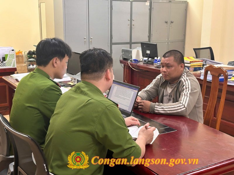 Bắt đối tượng dùng giấy chứng nhận quyền sử dụng đất giả để lừa đảo- Ảnh 1.