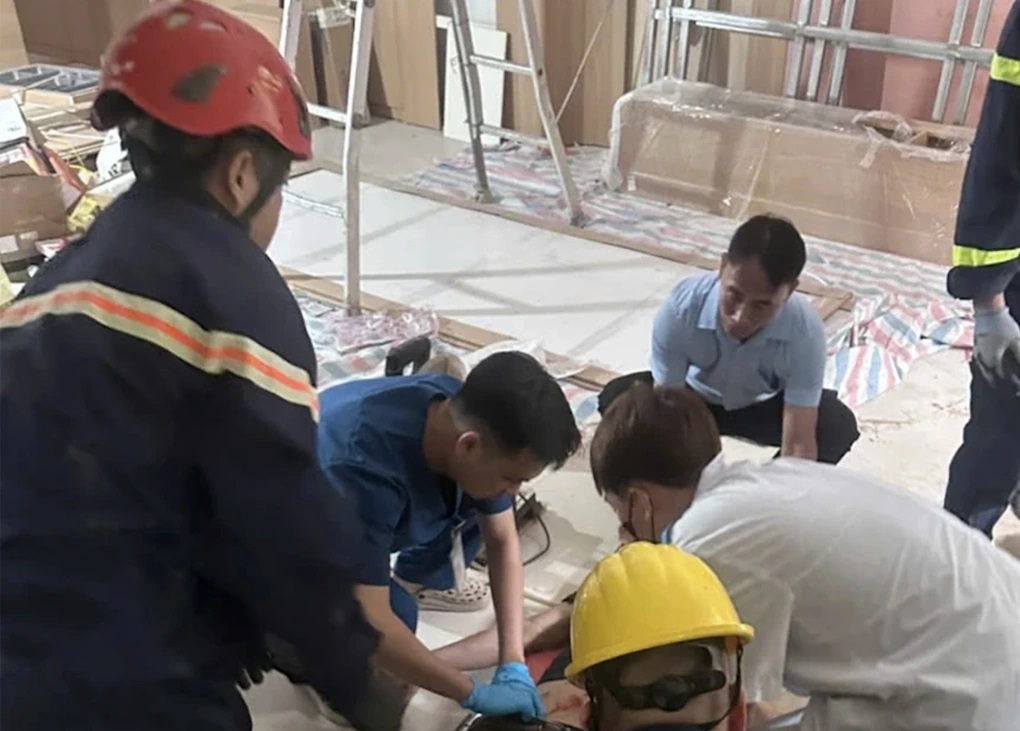Mắc kẹt trong thang máy, nam công nhân tử vong - Ảnh 1.