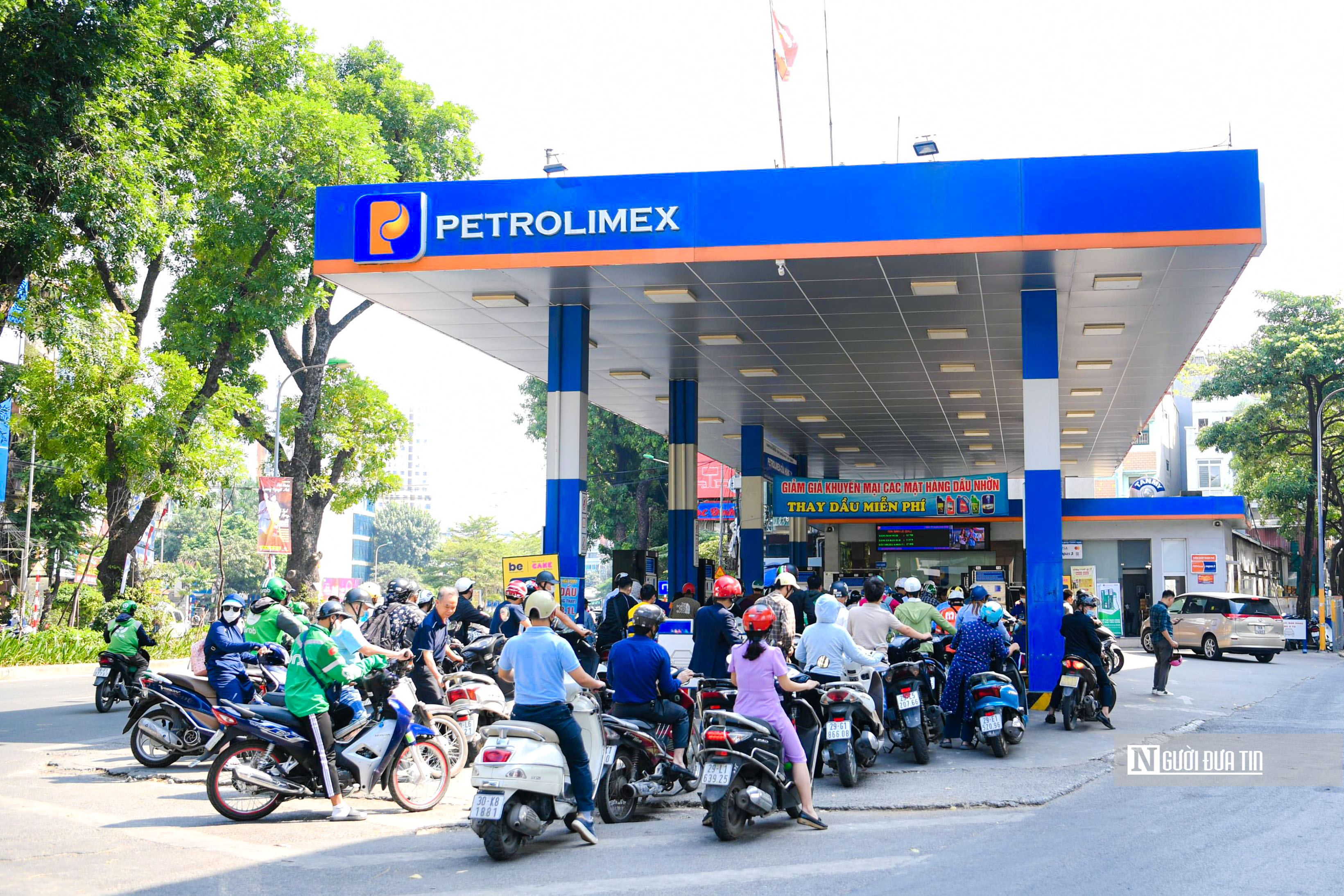 Giảm hàng loạt loại thuế xăng dầu về 0 để bình ổn giá - Ảnh 1.