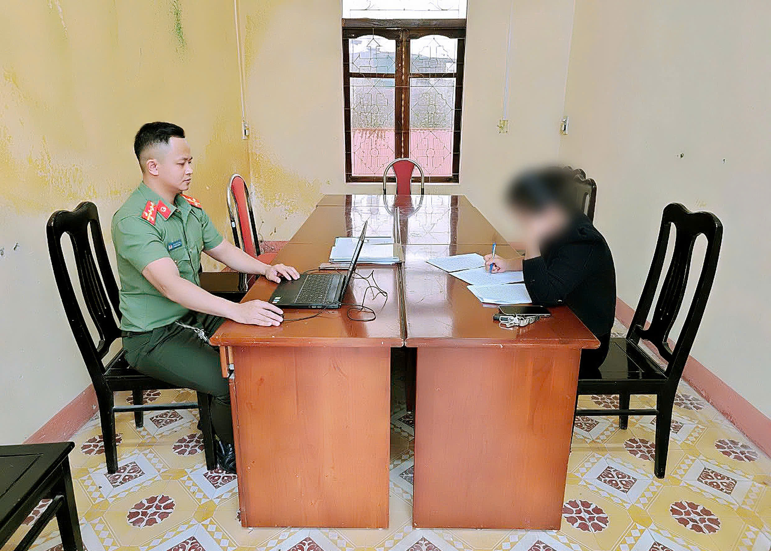 Xúc phạm người khác trên Facebook, người phụ nữ bị phạt 7,5 triệu đồng - Ảnh 1.