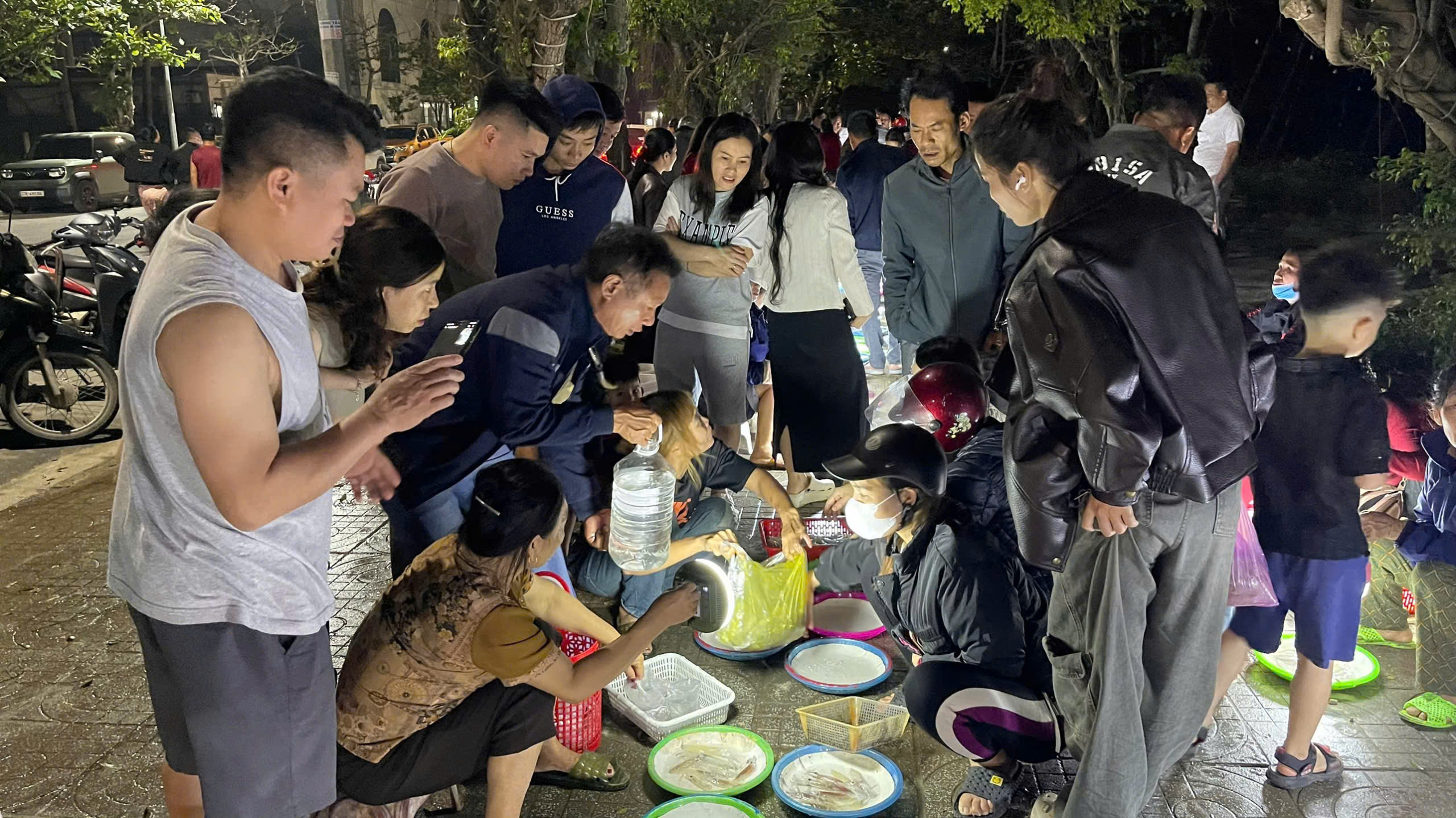 Độc đ&aacute;o phi&ecirc;n chợ đ&ecirc;m b&aacute;n duy nhất một đặc sản h&uacute;t kh&aacute;ch ở xứ Nghệ- Ảnh 10.