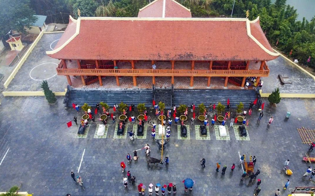 D&ograve;ng người đổ về Đền B&agrave; Triệu giữa nắng n&oacute;ng, tưởng nhớ nữ anh h&ugrave;ng d&acirc;n tộc- Ảnh 9.