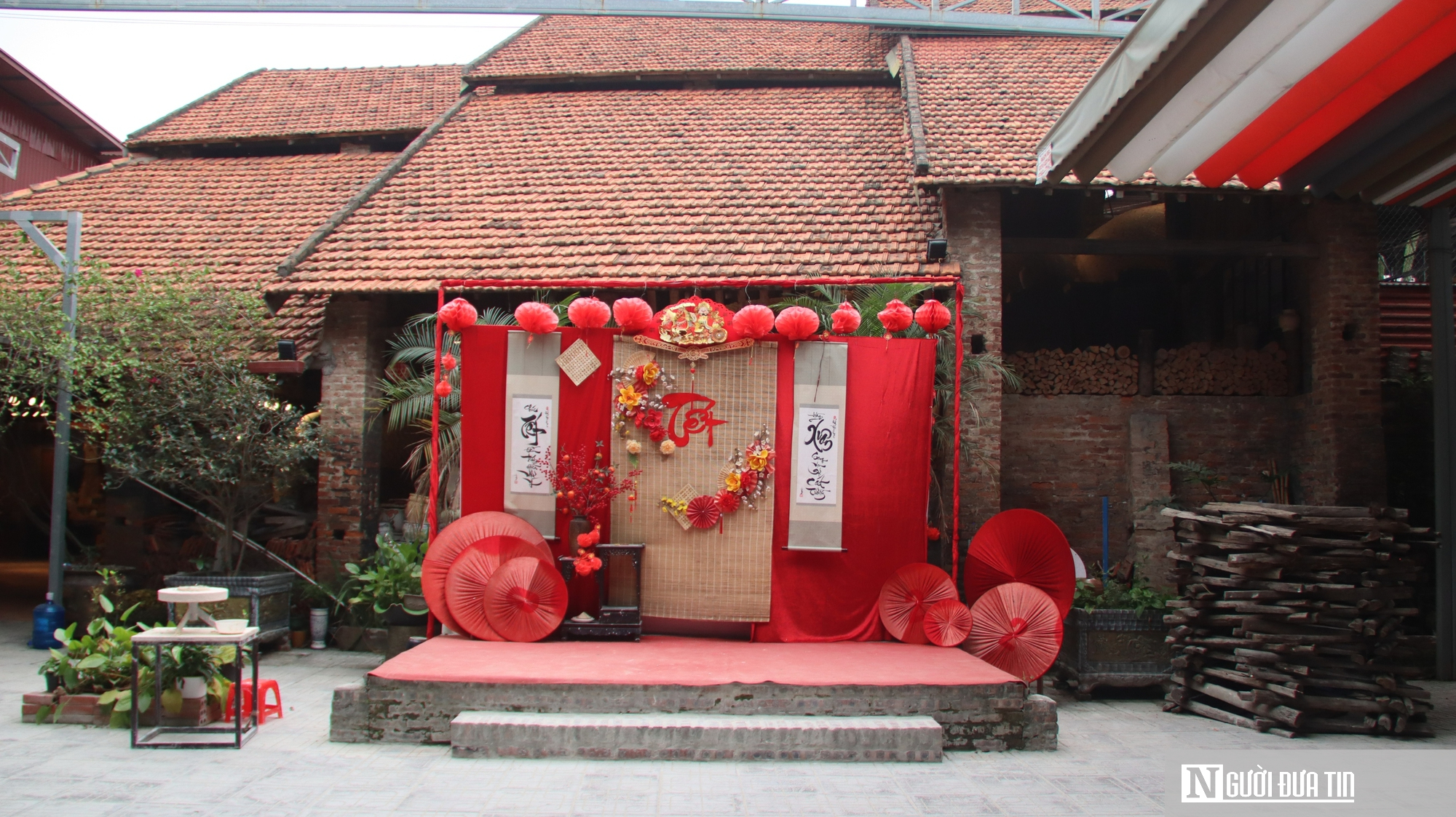 Lò Bầu nung cổ duy nhất còn lại ở Bát Tràng khiến du khách bất ngờ- Ảnh 2. Lò Bầu nung cổ duy nhất còn lại ở Bát Tràng khiến du khách bất ngờ- Ảnh 2.