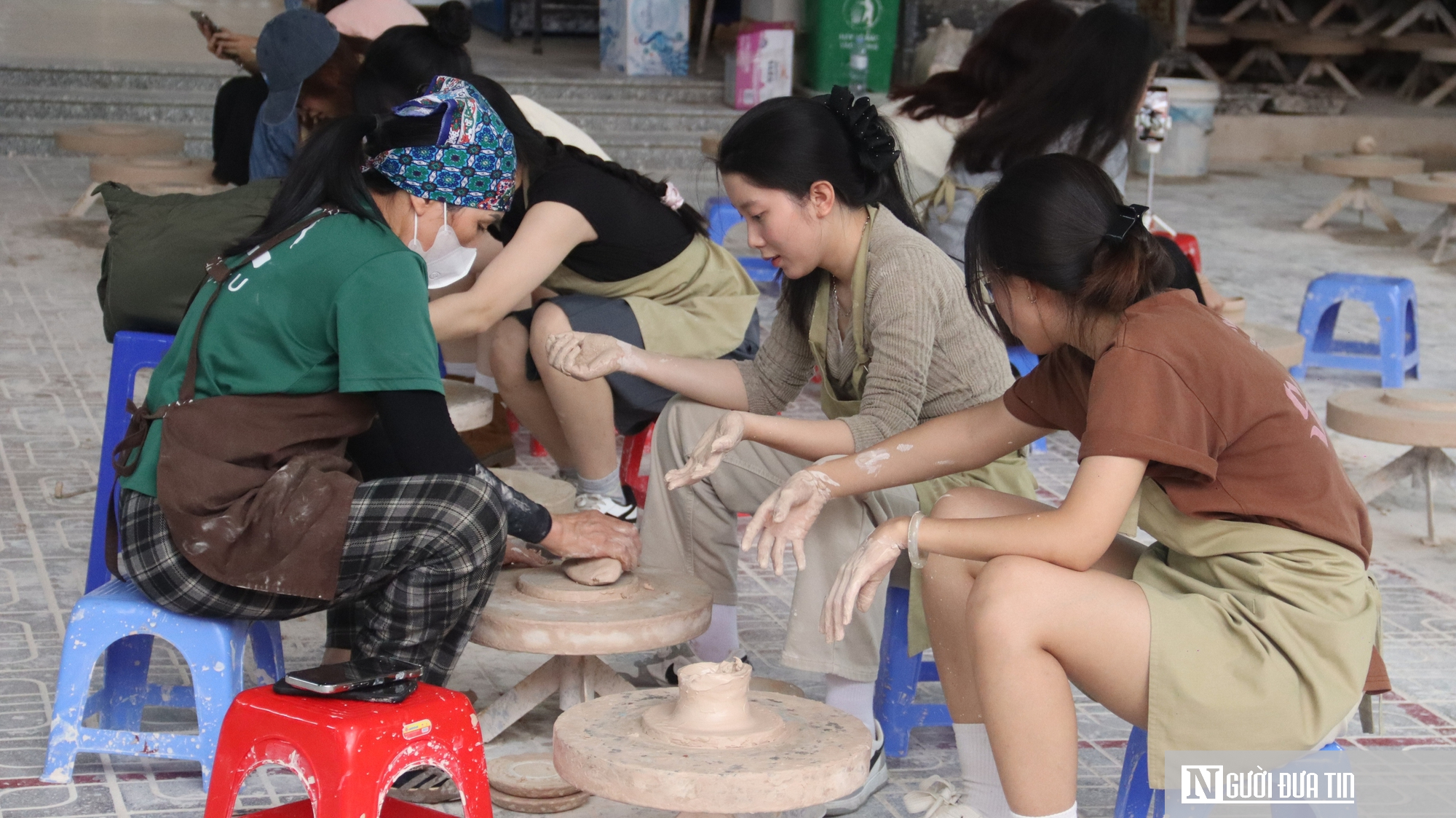 Lò Bầu nung cổ duy nhất còn lại ở Bát Tràng khiến du khách bất ngờ- Ảnh 4. Lò Bầu nung cổ duy nhất còn lại ở Bát Tràng khiến du khách bất ngờ- Ảnh 4.