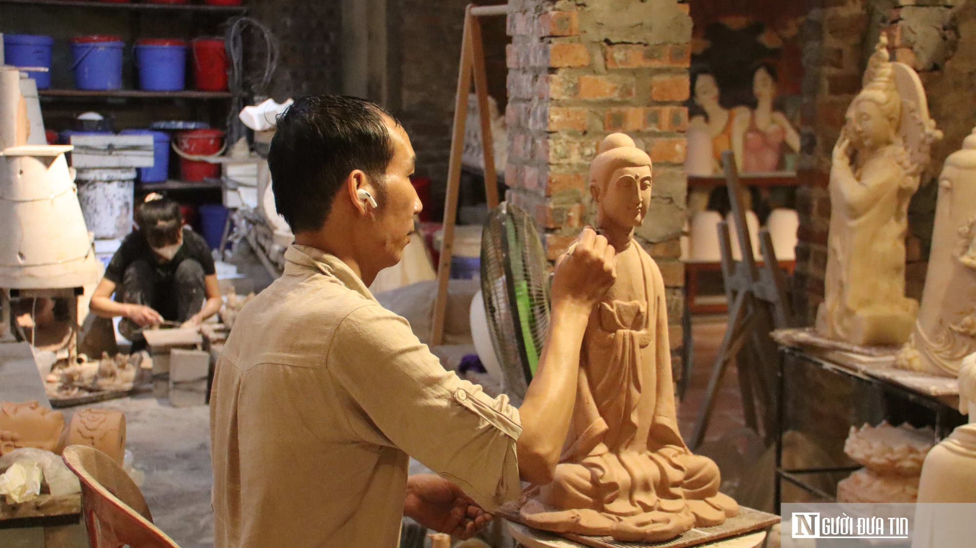 Lò Bầu nung cổ duy nhất còn lại ở Bát Tràng khiến du khách bất ngờ- Ảnh 5. Lò Bầu nung cổ duy nhất còn lại ở Bát Tràng khiến du khách bất ngờ- Ảnh 5.