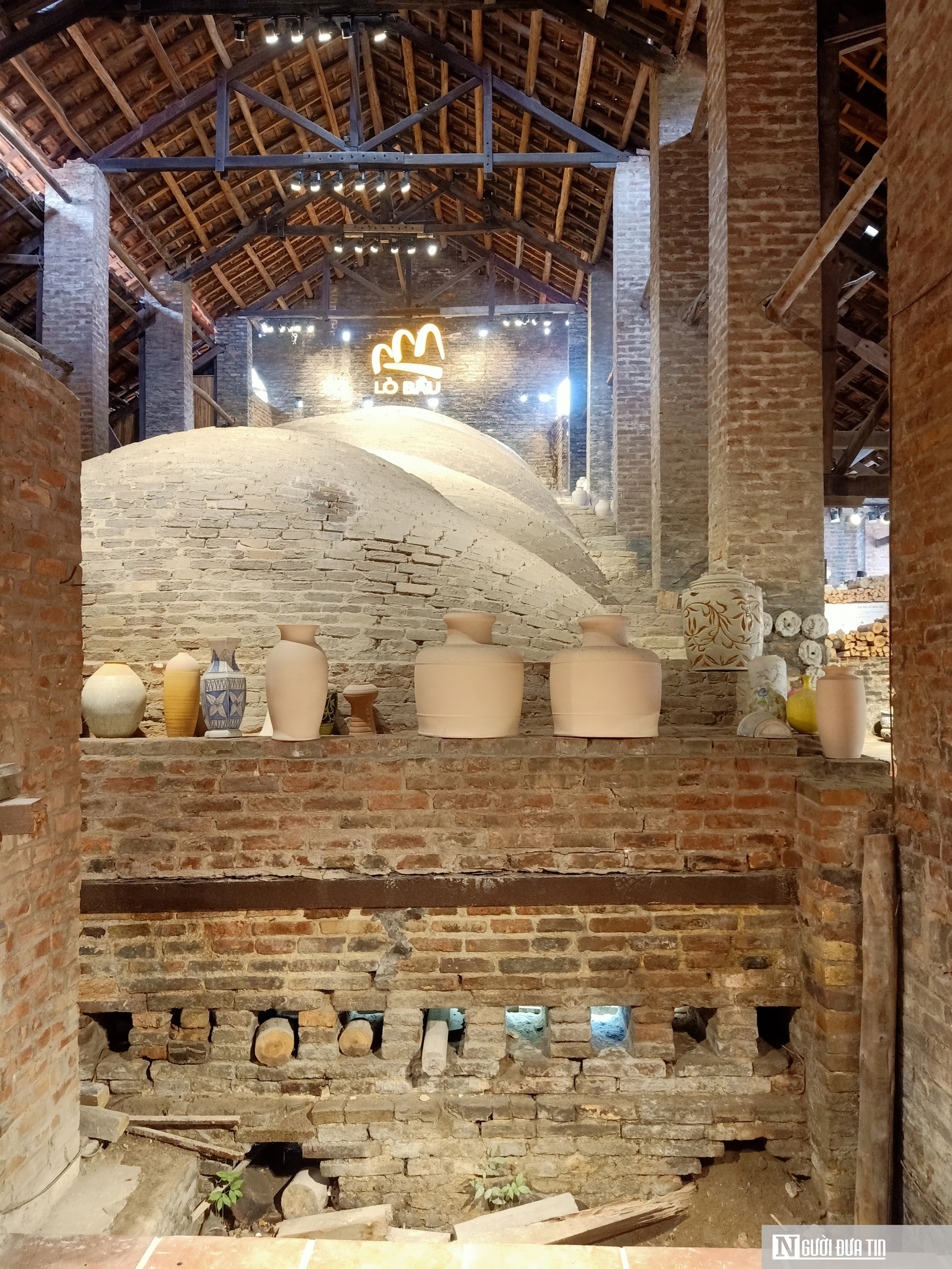 Lò Bầu nung cổ duy nhất còn lại ở Bát Tràng khiến du khách bất ngờ- Ảnh 7. Lò Bầu nung cổ duy nhất còn lại ở Bát Tràng khiến du khách bất ngờ- Ảnh 7.