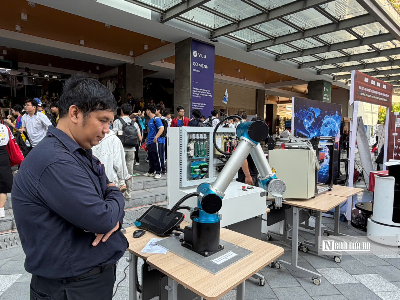 Thị trường việc làm đổi nhịp: Đại học tăng tốc “bắt tay” doanh nghiệp, sinh viên định hướng nghề từ sớm- Ảnh 1. Thị trường việc làm đổi nhịp: Đại học tăng tốc “bắt tay” doanh nghiệp, sinh viên định hướng nghề từ sớm- Ảnh 1.