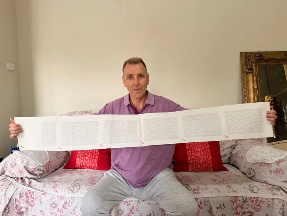 Người đàn ông có cái tên “độc nhất vô nhị”, đọc mất 20 phút, lập kỷ lục Guinness gây choáng - Ảnh 2.