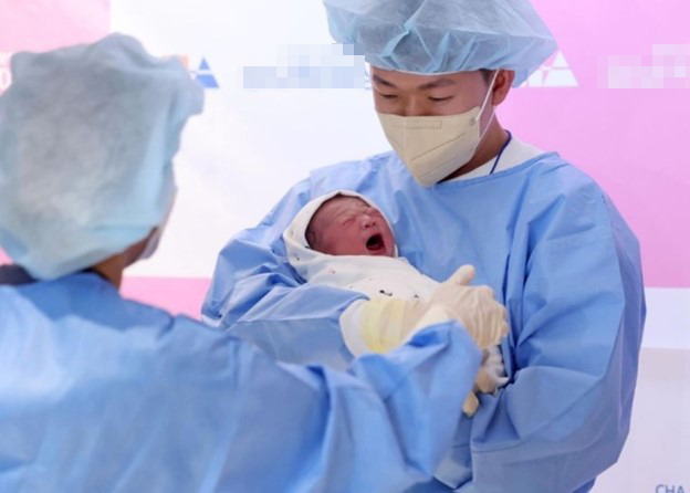 Em b&eacute; đầu ti&ecirc;n ch&agrave;o đời sau 17 năm, cả l&agrave;ng mở tiệc ăn mừng - Ảnh 2.