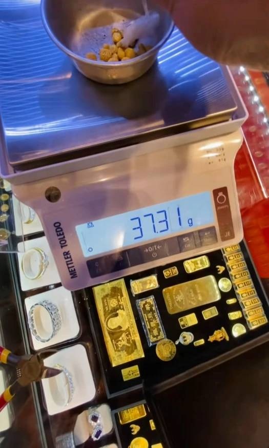 Tìm thấy vàng dưới sông, người phụ nữ mang đi kiểm tra thì sốc nặng - Ảnh 2.