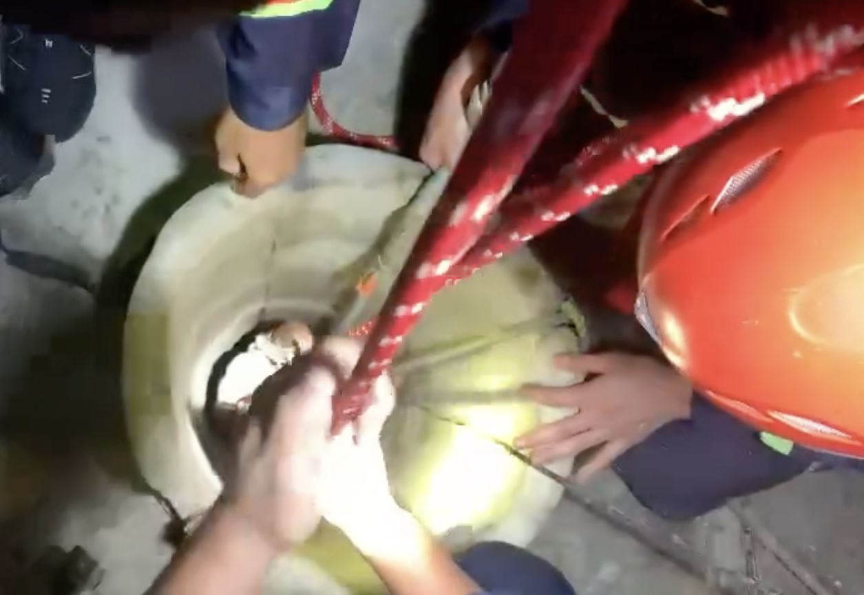 Nghe thấy tiếng động lạ, người dân phát hiện cô gái 22 tuổi rơi xuống giếng và cái kết- Ảnh 1. Nghe thấy tiếng động lạ, người dân phát hiện cô gái 22 tuổi rơi xuống giếng và cái kết- Ảnh 1.
