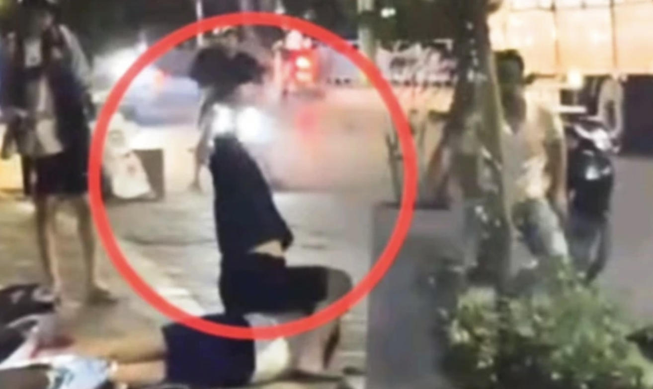 Bắt khẩn cấp 2 kẻ đi &ocirc; t&ocirc; d&ugrave;ng hung kh&iacute; tấn c&ocirc;ng nam sinh 19 tuổi g&acirc;y thương t&iacute;ch nặng- Ảnh 1.