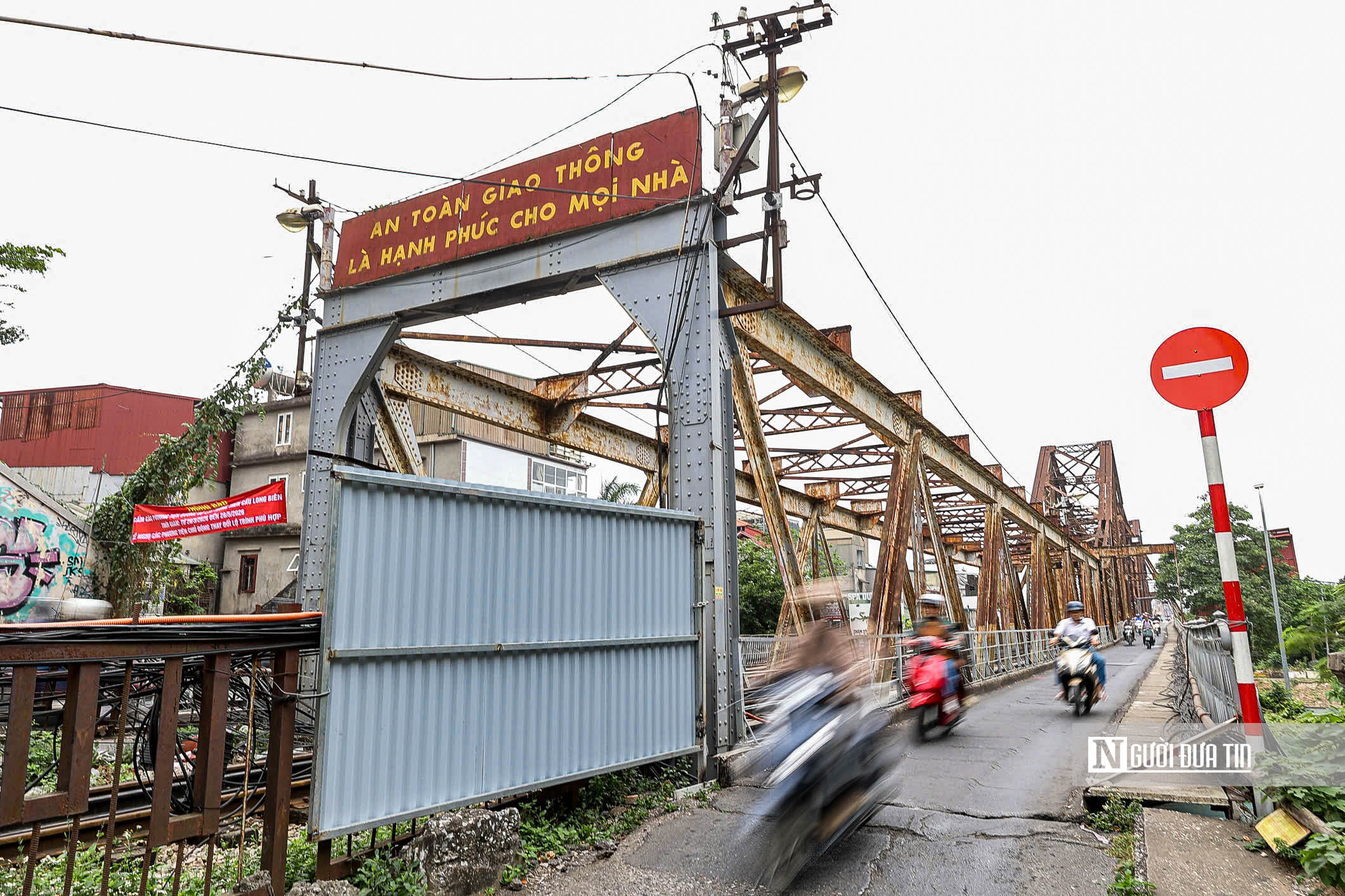H&agrave; Nội: R&agrave;o chắn tu sửa cầu Long Bi&ecirc;n- Ảnh 2.