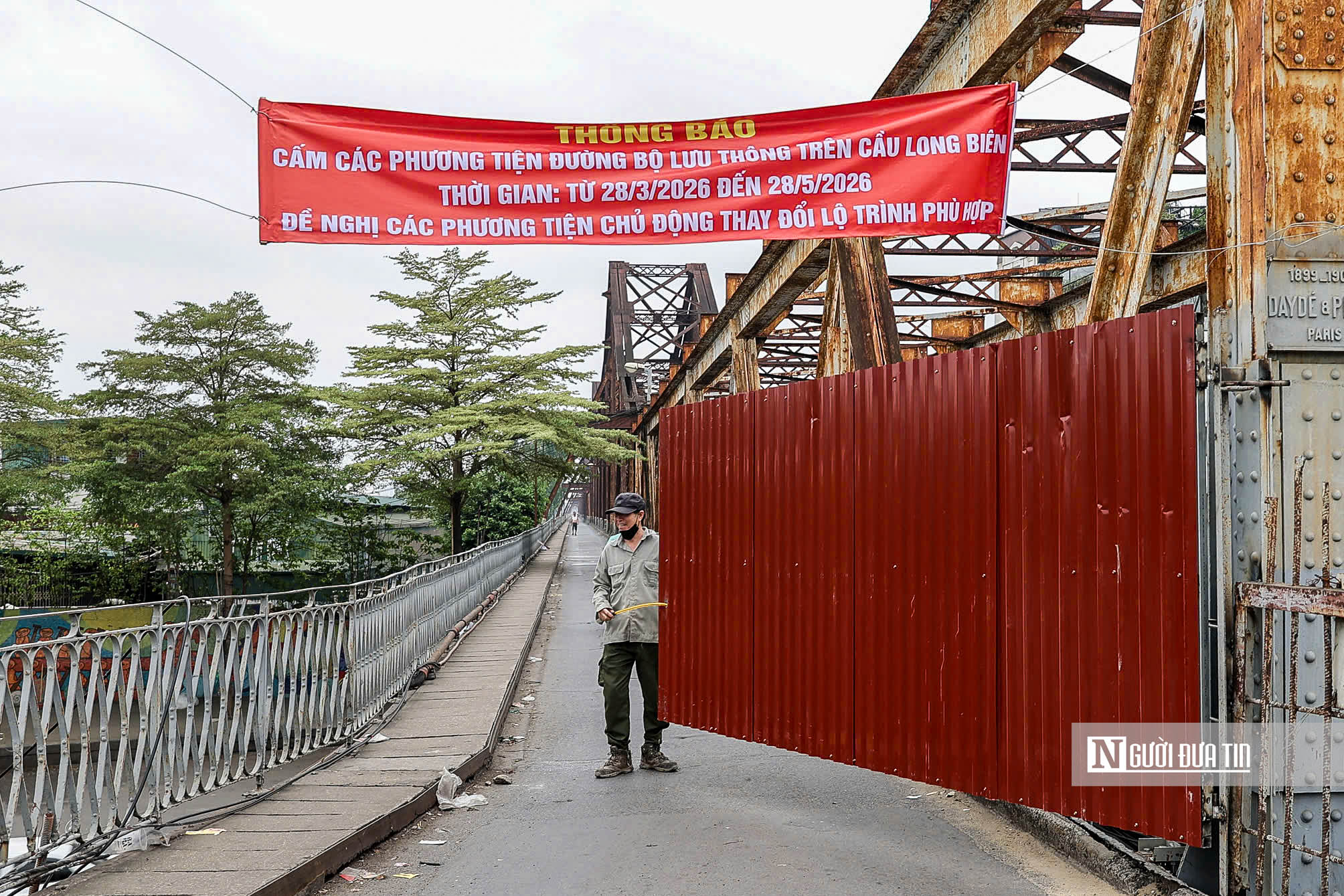 H&agrave; Nội: R&agrave;o chắn tu sửa cầu Long Bi&ecirc;n- Ảnh 1.