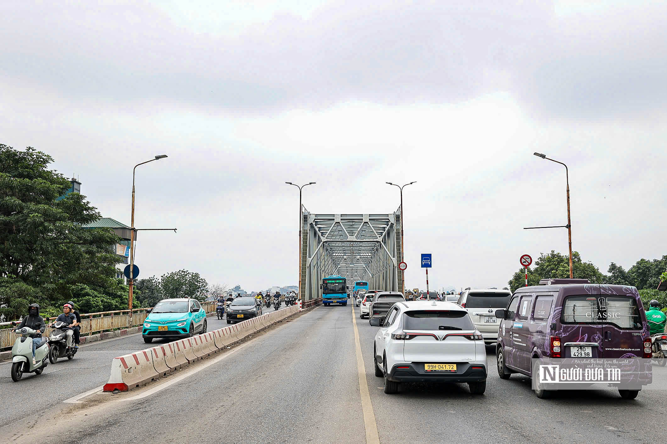 H&agrave; Nội: R&agrave;o chắn tu sửa cầu Long Bi&ecirc;n- Ảnh 10.