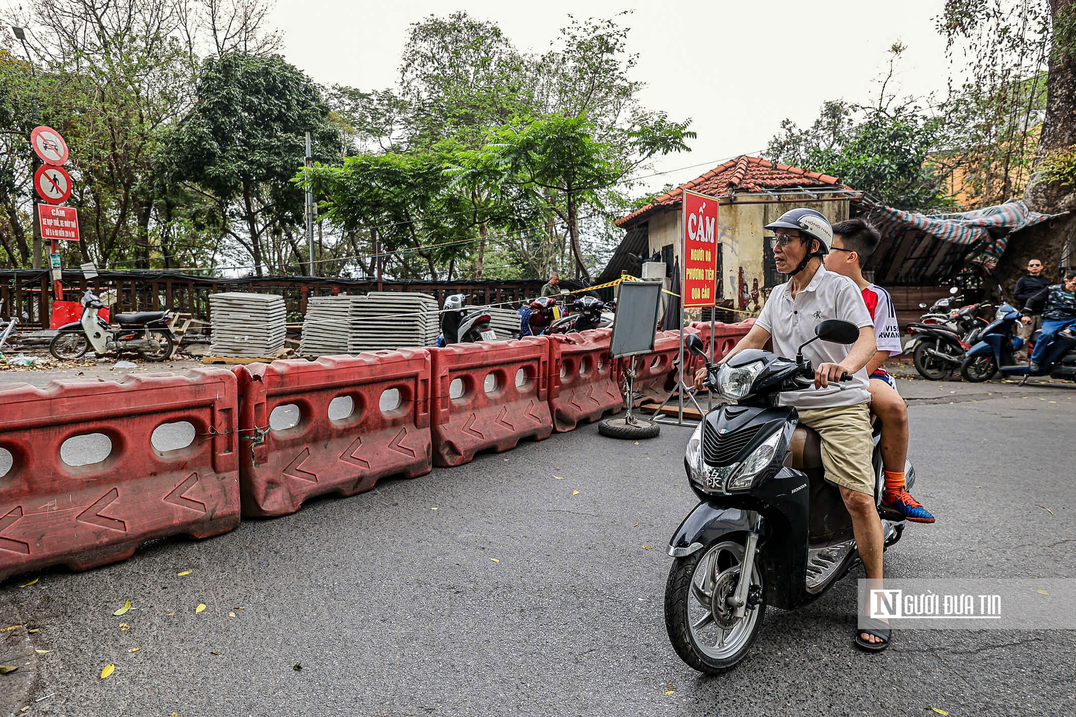 H&agrave; Nội: R&agrave;o chắn tu sửa cầu Long Bi&ecirc;n- Ảnh 7.