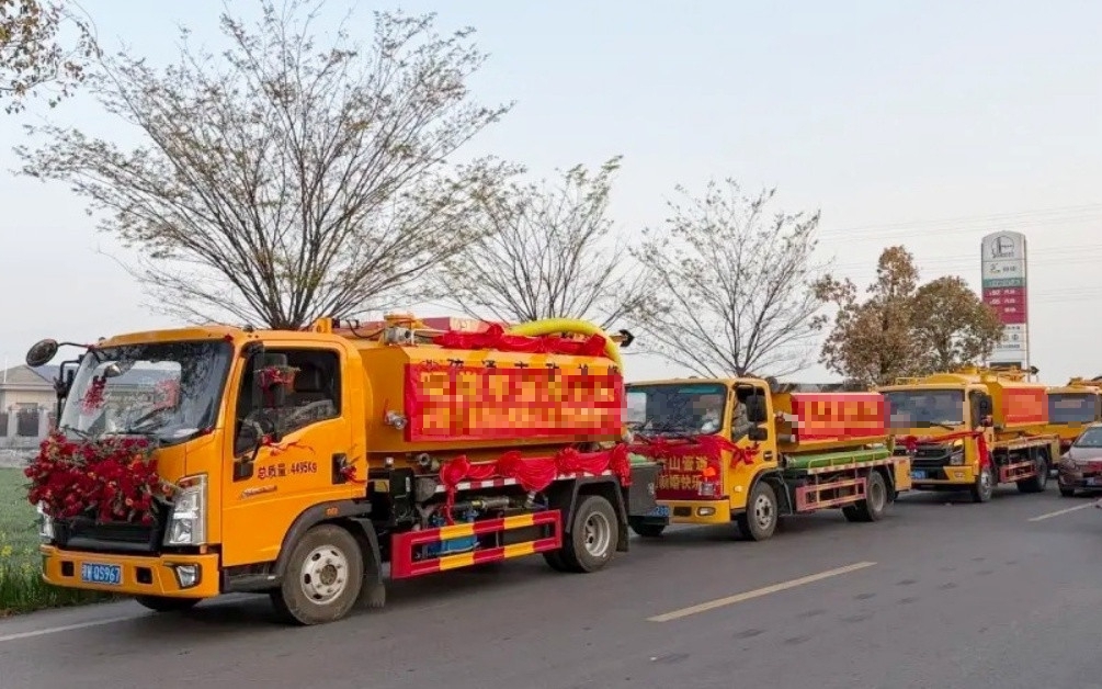 Đám Cưới Độc Đáo: Cô Dâu, Chú Rể Chọn Xe Hút Phế Thải Làm Xe Hoa