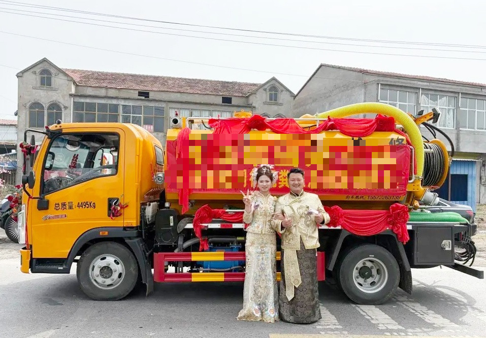 Chú rể mang 9 xe hút bể phốt đi rước dâu và cái kết- Ảnh 1. Chú rể mang 9 xe hút bể phốt đi rước dâu và cái kết- Ảnh 1.