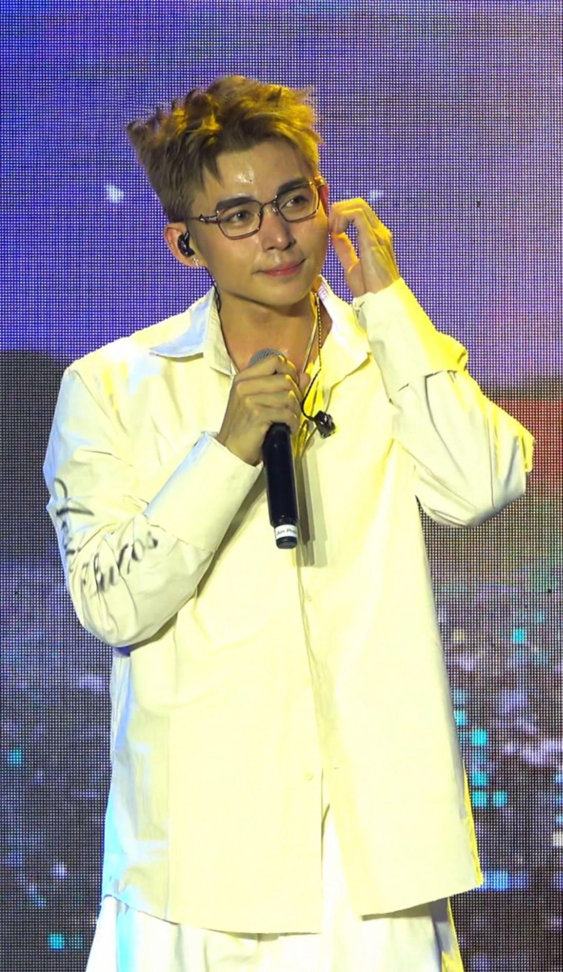 Ca sĩ Jun Phạm góp phần tiếp nối hành trình 