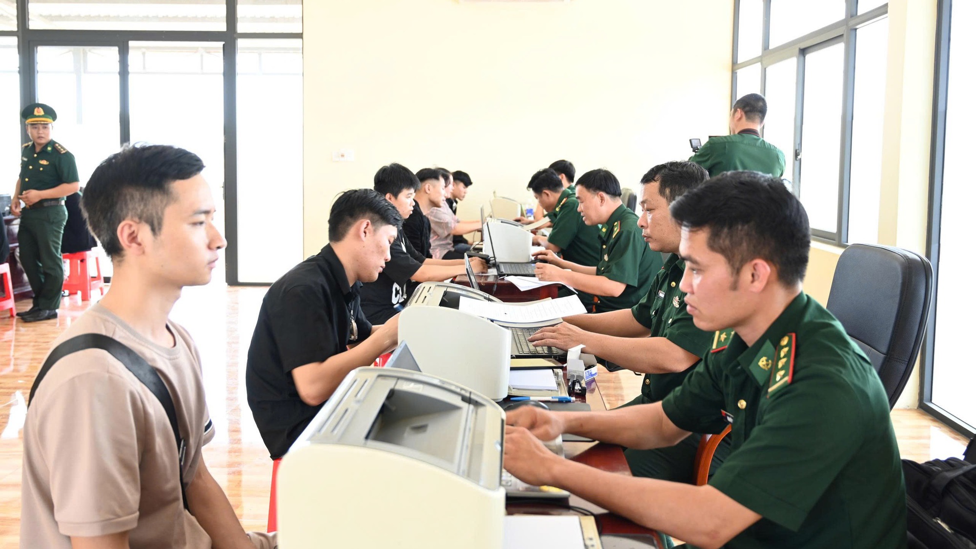 Triệt phá đường dây lừa đảo xuyên quốc gia, khởi tố 343 đối tượng- Ảnh 3.