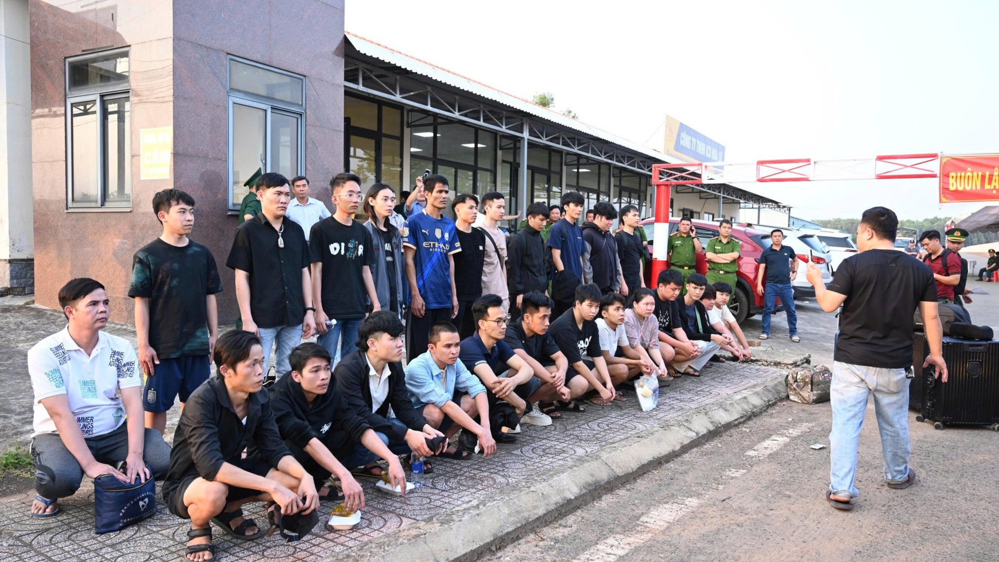 Triệt phá đường dây lừa đảo xuyên quốc gia, khởi tố 343 đối tượng- Ảnh 1.