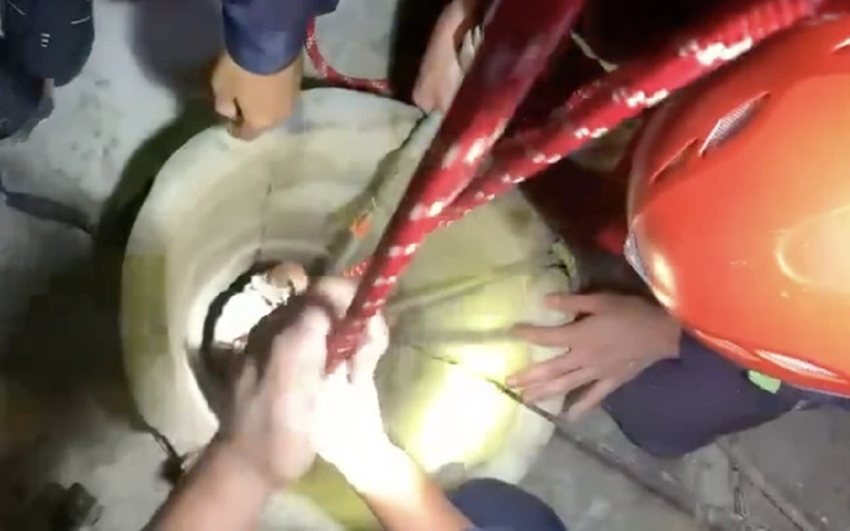 Cảnh sát Gia Lai giải cứu thành công cô gái rơi xuống giếng sâu lúc rạng sáng
