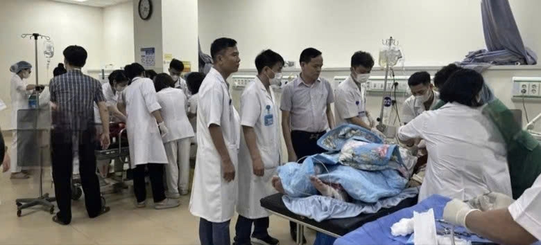 Vụ xe 29 chỗ lao xuống vực Tam Đảo: X&aacute;c định danh t&iacute;nh du kh&aacute;ch, điều tra nguy&ecirc;n nh&acirc;n- Ảnh 6.