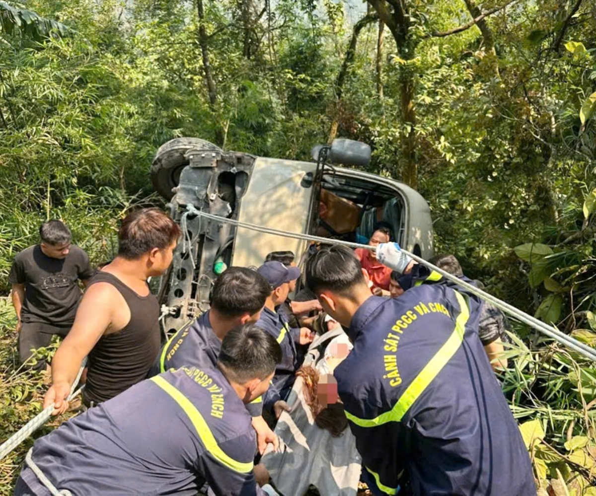 Vụ xe 29 chỗ lao xuống vực Tam Đảo: X&aacute;c định danh t&iacute;nh du kh&aacute;ch, điều tra nguy&ecirc;n nh&acirc;n- Ảnh 1.