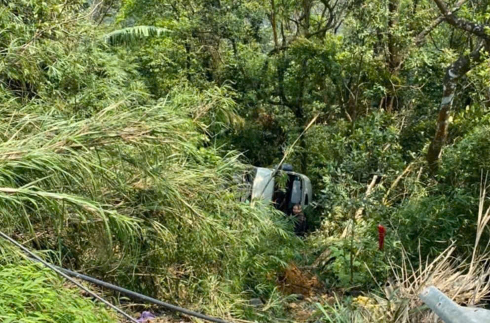 Vụ xe 29 chỗ lao xuống vực Tam Đảo: X&aacute;c định danh t&iacute;nh du kh&aacute;ch, điều tra nguy&ecirc;n nh&acirc;n- Ảnh 2.