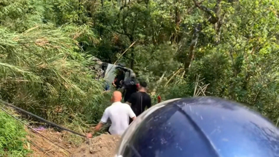 Vụ xe 29 chỗ lao xuống vực Tam Đảo: Xác định danh tính du khách, điều tra nguyên nhân- Ảnh 5.