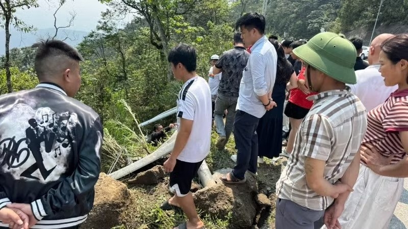 Vụ xe 29 chỗ lao xuống vực Tam Đảo: X&aacute;c định danh t&iacute;nh du kh&aacute;ch, điều tra nguy&ecirc;n nh&acirc;n- Ảnh 3.