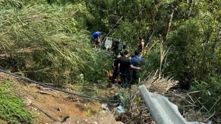 Vụ xe 29 chỗ lao xuống vực Tam Đảo: X&aacute;c định danh t&iacute;nh du kh&aacute;ch, điều tra nguy&ecirc;n nh&acirc;n- Ảnh 4.