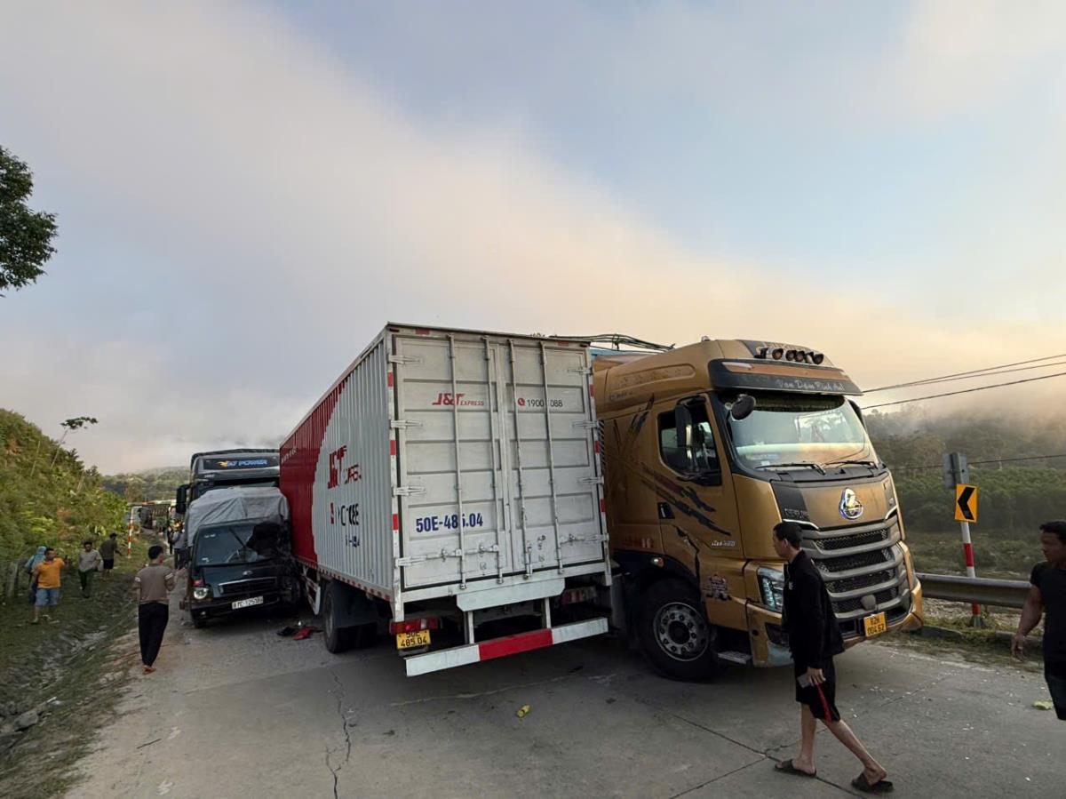 Hiện trường vụ tai nạn li&ecirc;n ho&agrave;n giữa 4 xe &ocirc;t&ocirc; tr&ecirc;n đường Hồ Ch&iacute; Minh- Ảnh 1.