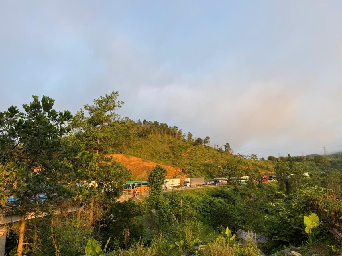 Hiện trường vụ tai nạn li&ecirc;n ho&agrave;n giữa 4 xe &ocirc;t&ocirc; tr&ecirc;n đường Hồ Ch&iacute; Minh- Ảnh 2.