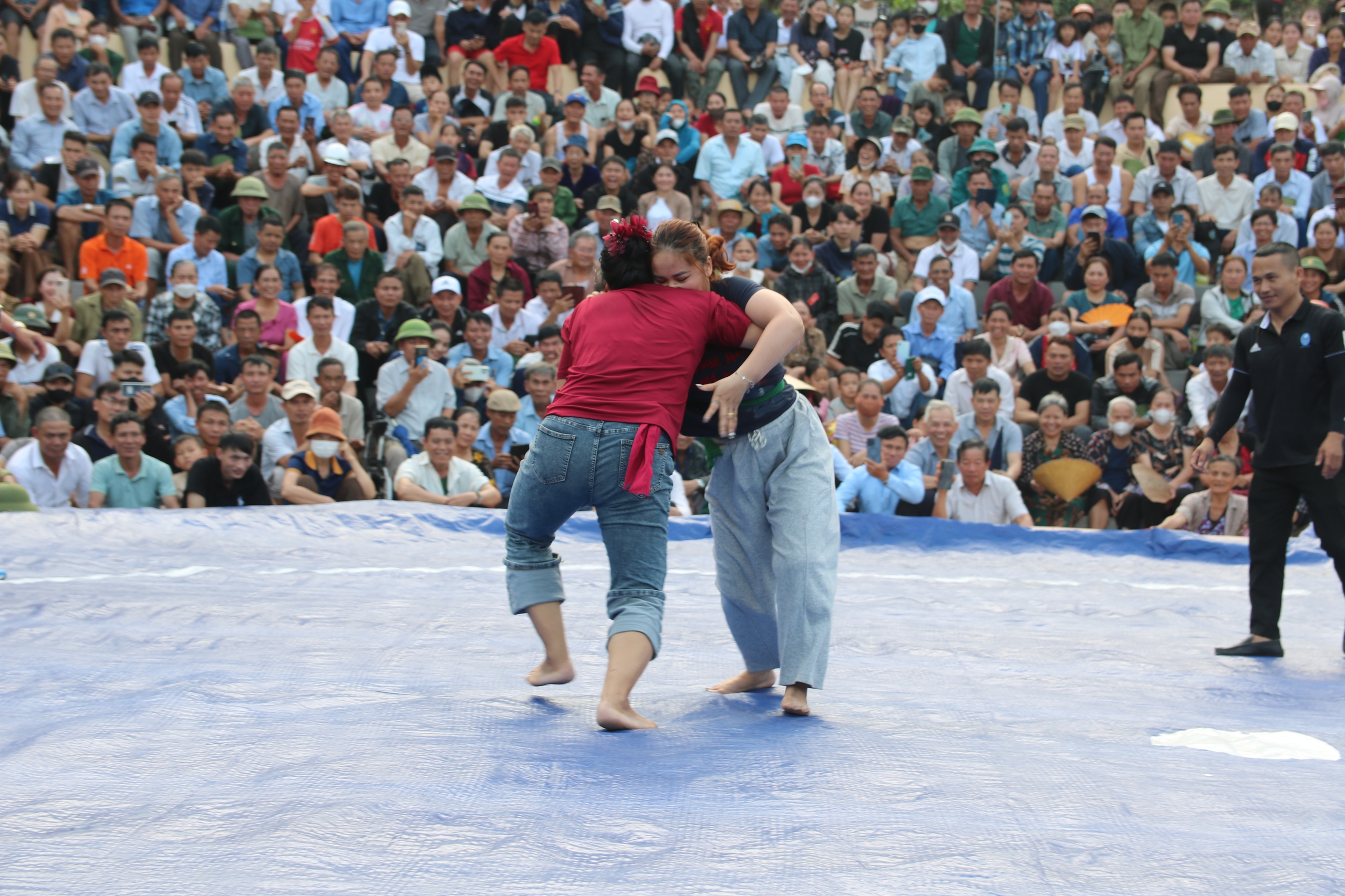 H&agrave;ng ngh&igrave;n người xem trai l&agrave;ng ph&ocirc; diễn sức mạnh đầy kịch t&iacute;nh trong hội vật đầu xu&acirc;n- Ảnh 8.