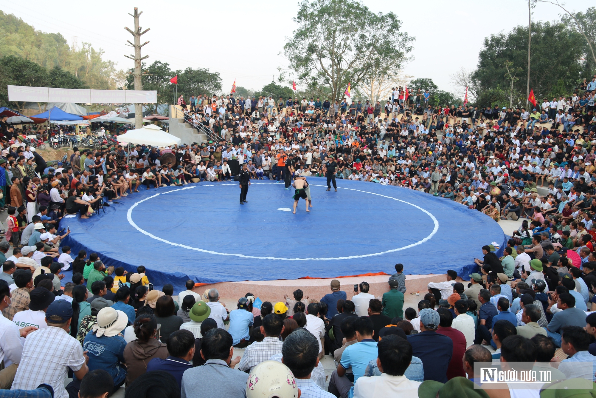 H&agrave;ng ngh&igrave;n người xem trai l&agrave;ng ph&ocirc; diễn sức mạnh đầy kịch t&iacute;nh trong hội vật đầu xu&acirc;n- Ảnh 1.