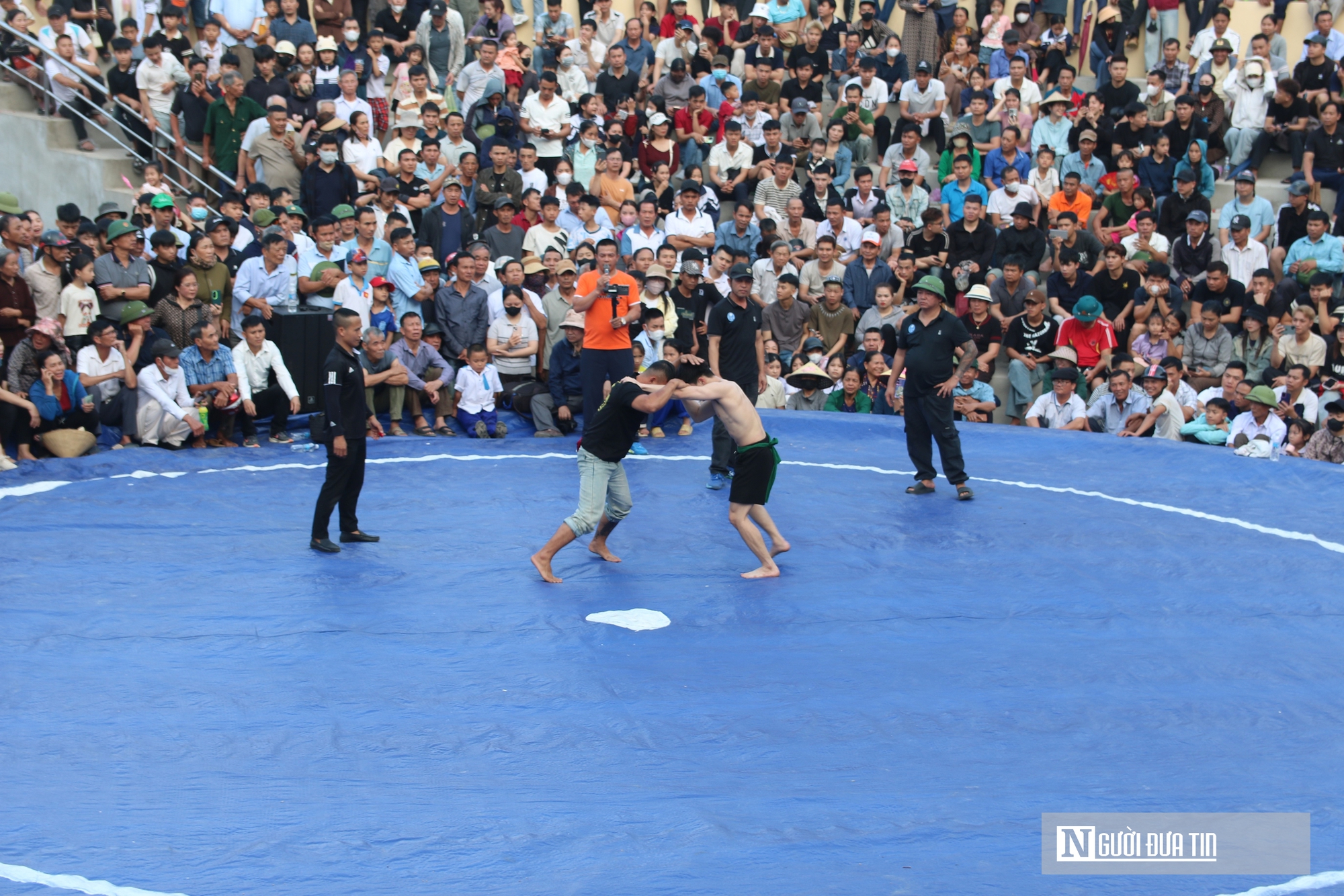 H&agrave;ng ngh&igrave;n người xem trai l&agrave;ng ph&ocirc; diễn sức mạnh đầy kịch t&iacute;nh trong hội vật đầu xu&acirc;n- Ảnh 2.