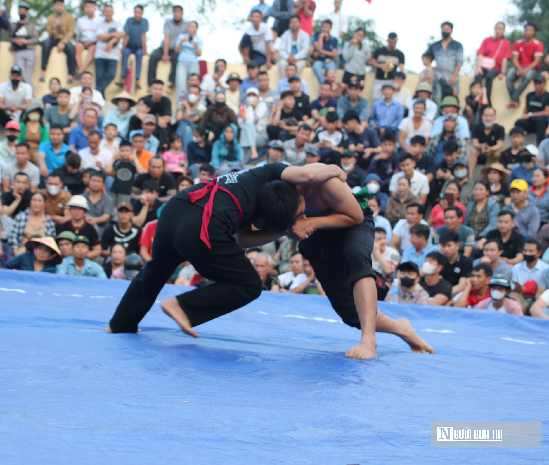 H&agrave;ng ngh&igrave;n người xem trai l&agrave;ng ph&ocirc; diễn sức mạnh đầy kịch t&iacute;nh trong hội vật đầu xu&acirc;n- Ảnh 5.