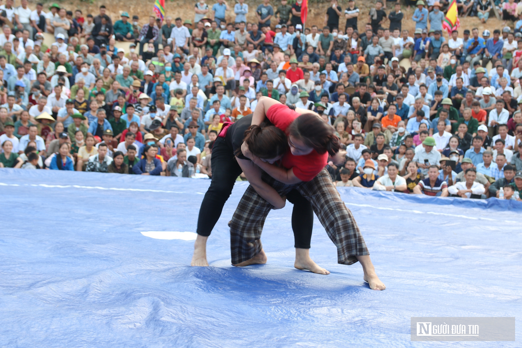 H&agrave;ng ngh&igrave;n người xem trai l&agrave;ng ph&ocirc; diễn sức mạnh đầy kịch t&iacute;nh trong hội vật đầu xu&acirc;n- Ảnh 7.