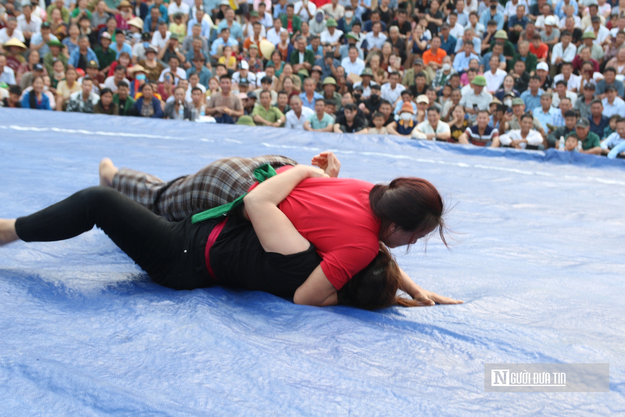 H&agrave;ng ngh&igrave;n người xem trai l&agrave;ng ph&ocirc; diễn sức mạnh đầy kịch t&iacute;nh trong hội vật đầu xu&acirc;n- Ảnh 9.