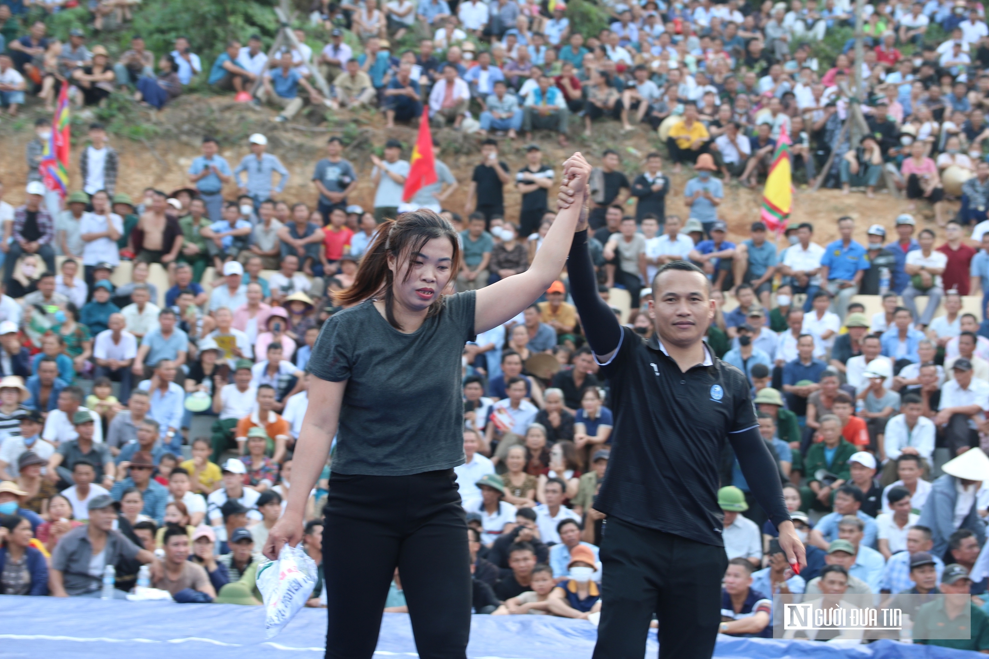 H&agrave;ng ngh&igrave;n người xem trai l&agrave;ng ph&ocirc; diễn sức mạnh đầy kịch t&iacute;nh trong hội vật đầu xu&acirc;n- Ảnh 10.