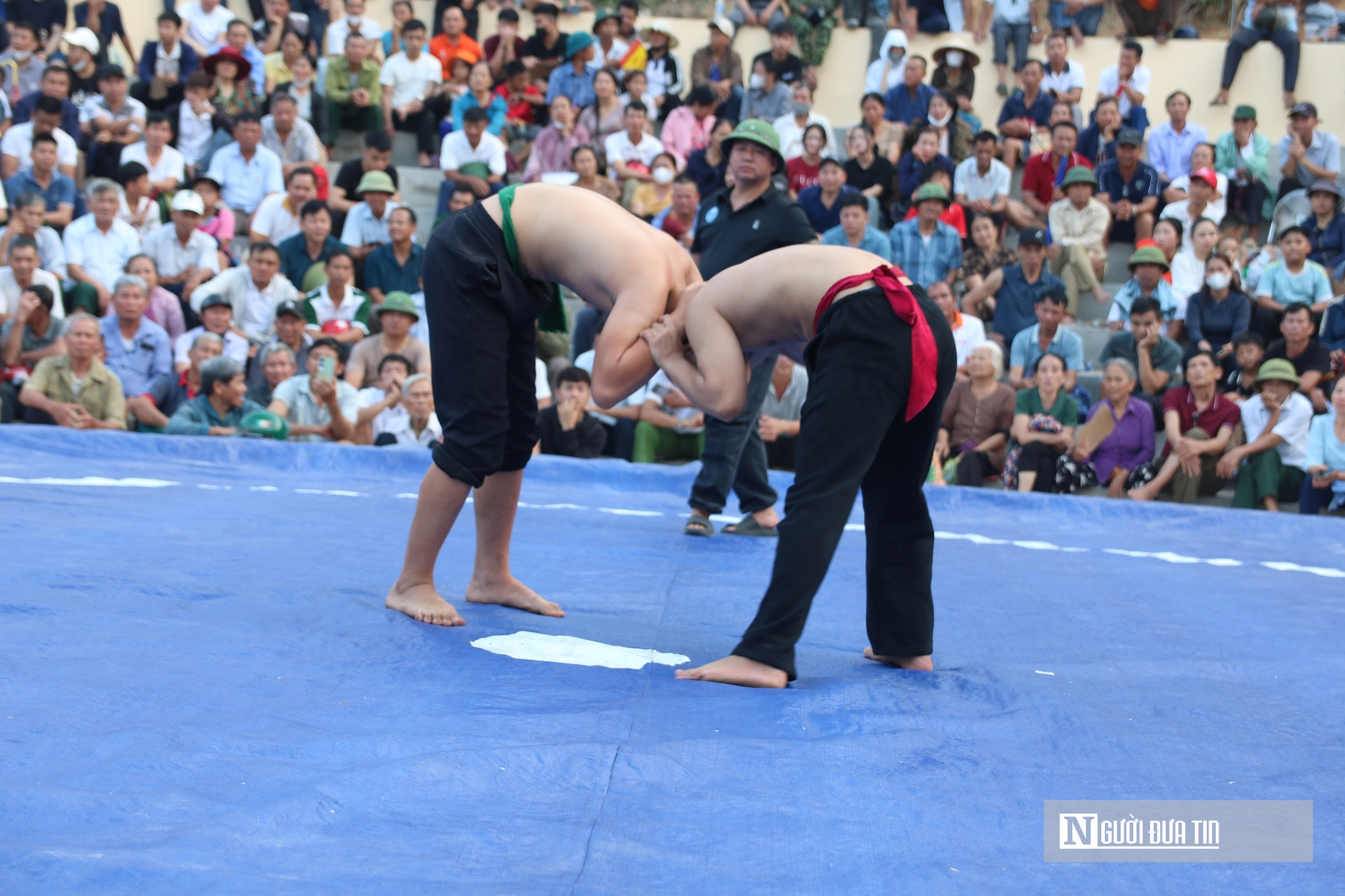 H&agrave;ng ngh&igrave;n người xem trai l&agrave;ng ph&ocirc; diễn sức mạnh đầy kịch t&iacute;nh trong hội vật đầu xu&acirc;n- Ảnh 13.