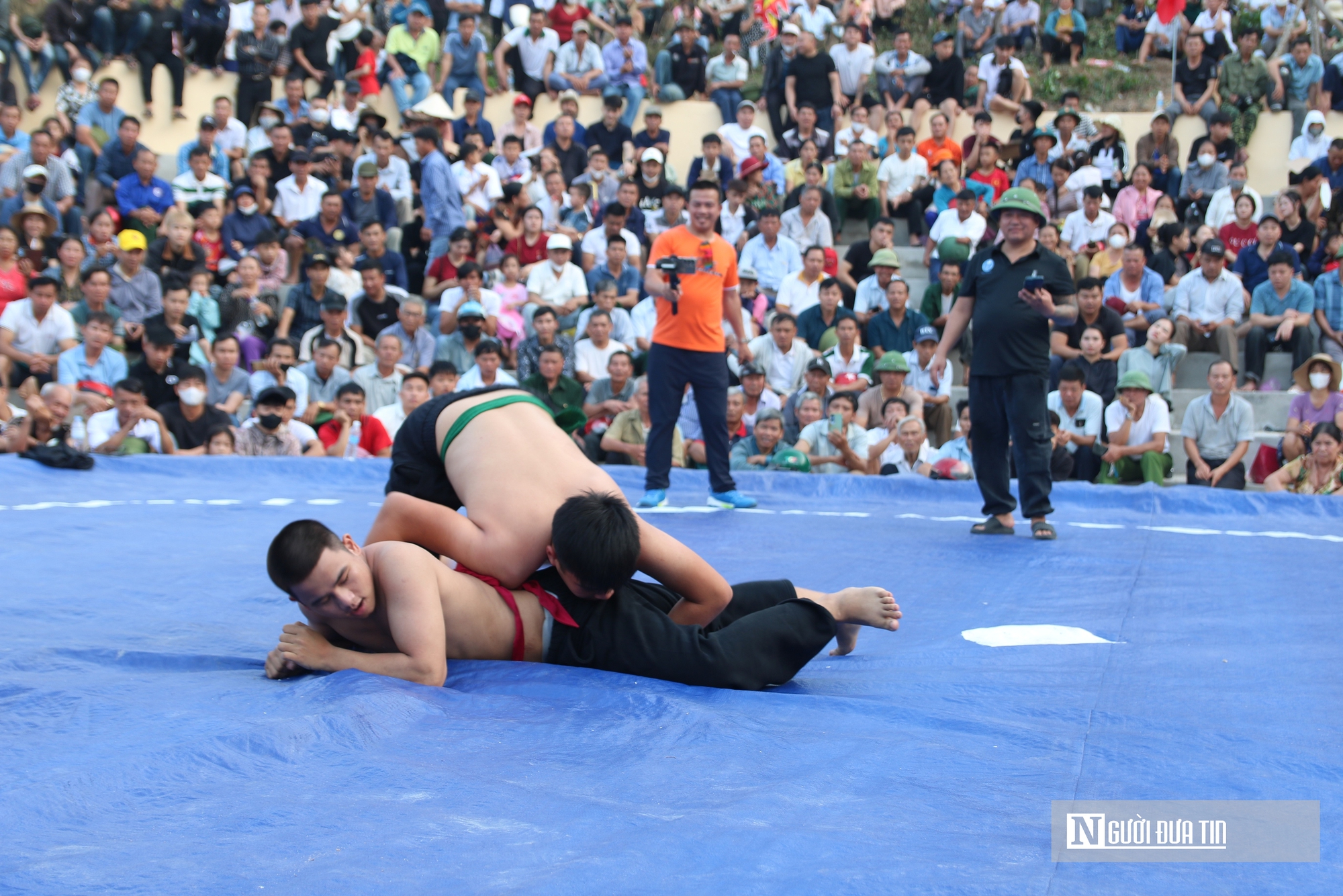 H&agrave;ng ngh&igrave;n người xem trai l&agrave;ng ph&ocirc; diễn sức mạnh đầy kịch t&iacute;nh trong hội vật đầu xu&acirc;n- Ảnh 14.