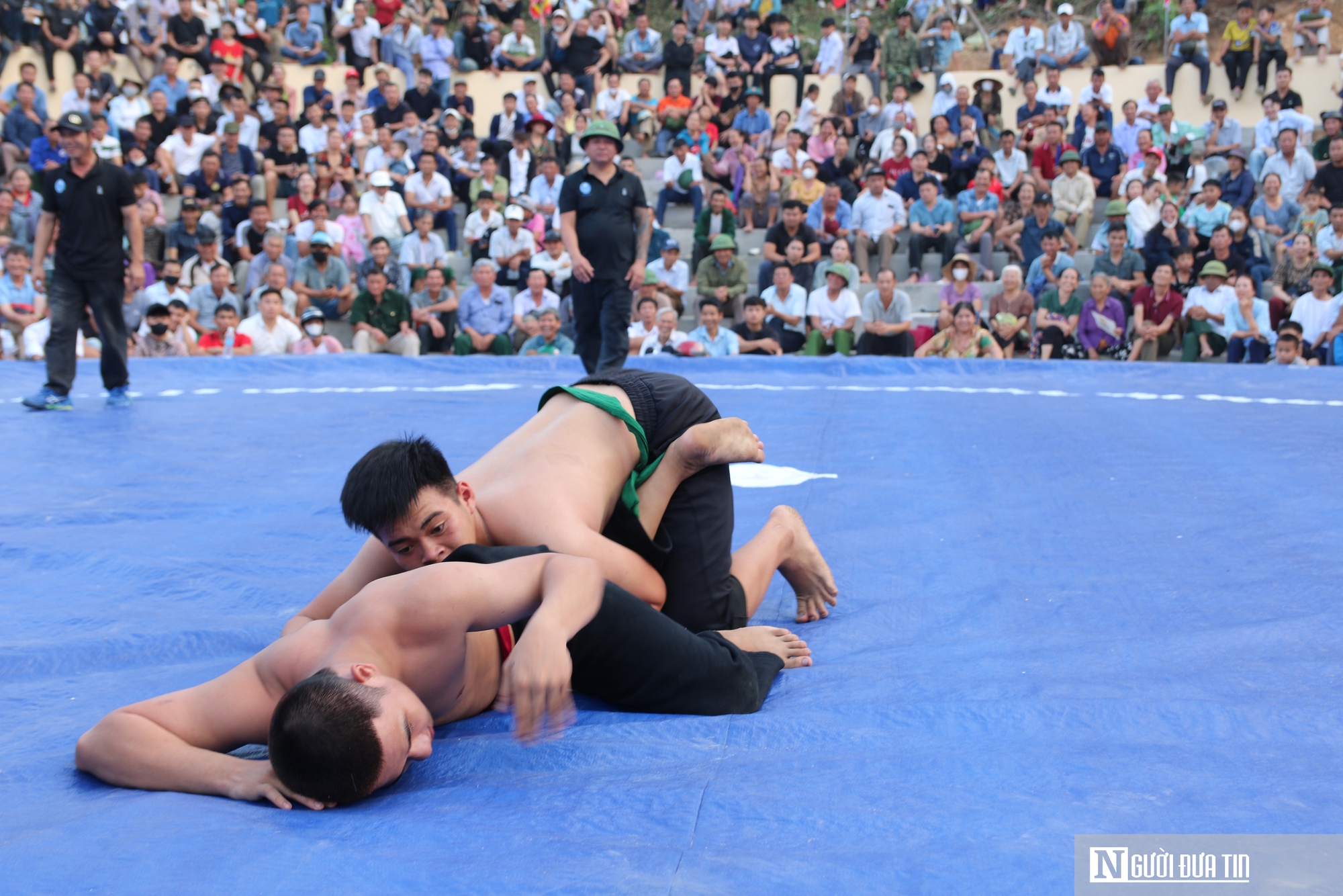 H&agrave;ng ngh&igrave;n người xem trai l&agrave;ng ph&ocirc; diễn sức mạnh đầy kịch t&iacute;nh trong hội vật đầu xu&acirc;n- Ảnh 15.