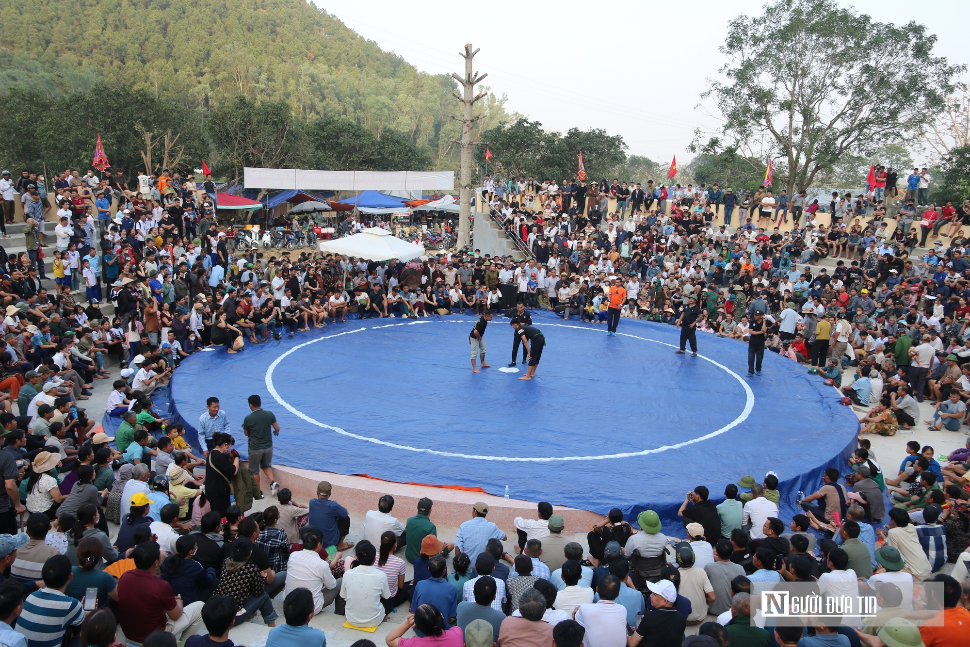 H&agrave;ng ngh&igrave;n người xem trai l&agrave;ng ph&ocirc; diễn sức mạnh đầy kịch t&iacute;nh trong hội vật đầu xu&acirc;n- Ảnh 17.