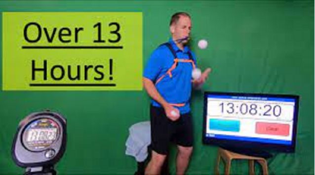 Kỷ lục Guinness gây choáng: Điều gì xảy ra khi thầy giáo tung hứng 3 quả bóng liên tục hơn nửa ngày? - Ảnh 1.