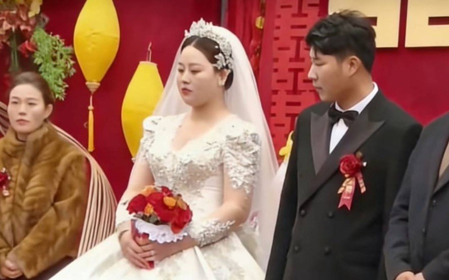Đám cưới 'kỳ lạ' ở Trung Quốc: Cha mẹ làm mai cho con, gia đình 4 người gây tranh cãi