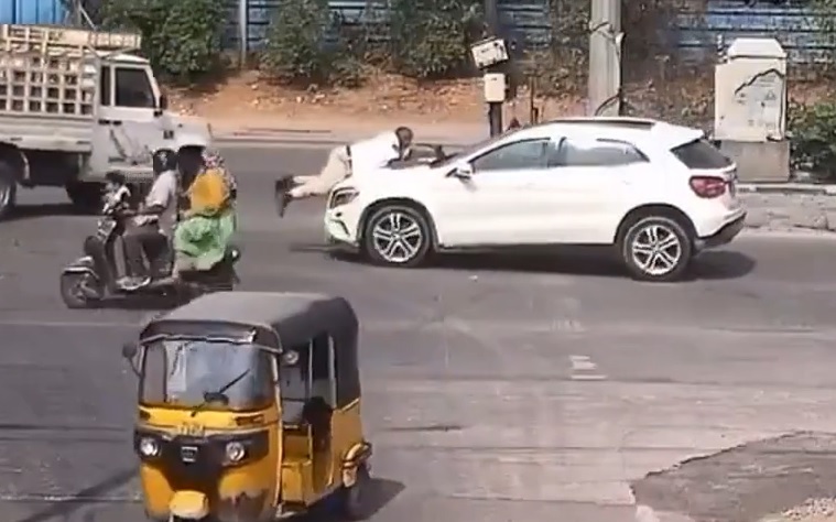 Tài xế Mercedes say xỉn đâm cảnh sát, lái xe 1km với người bám trên capo