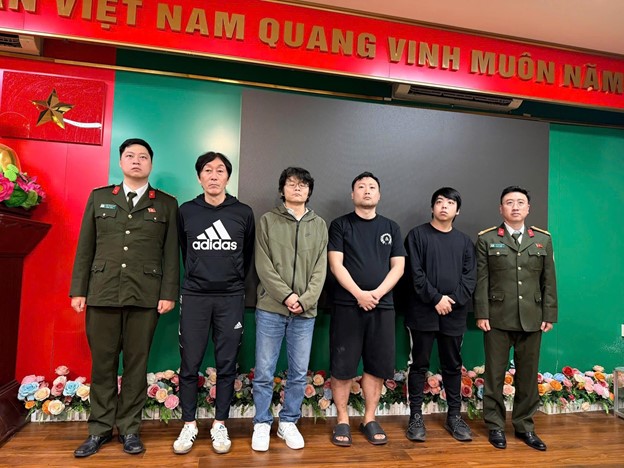 Triệt ph&aacute; nh&oacute;m giả danh cảnh s&aacute;t Nhật Bản để lừa đảo h&agrave;ng chục tỷ đồng- Ảnh 1.